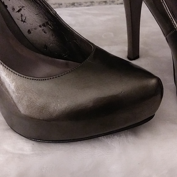 Selling a size 9 and 1/2 pair of shoes, made by Carlos and it's grayish in color - Picture 8 of 9